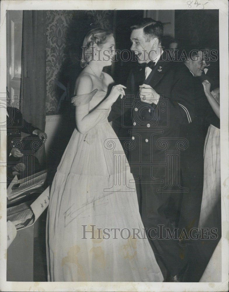 1949 Press Photo Sharman Douglas, Charles Orem Dance at London Party - Historic Images