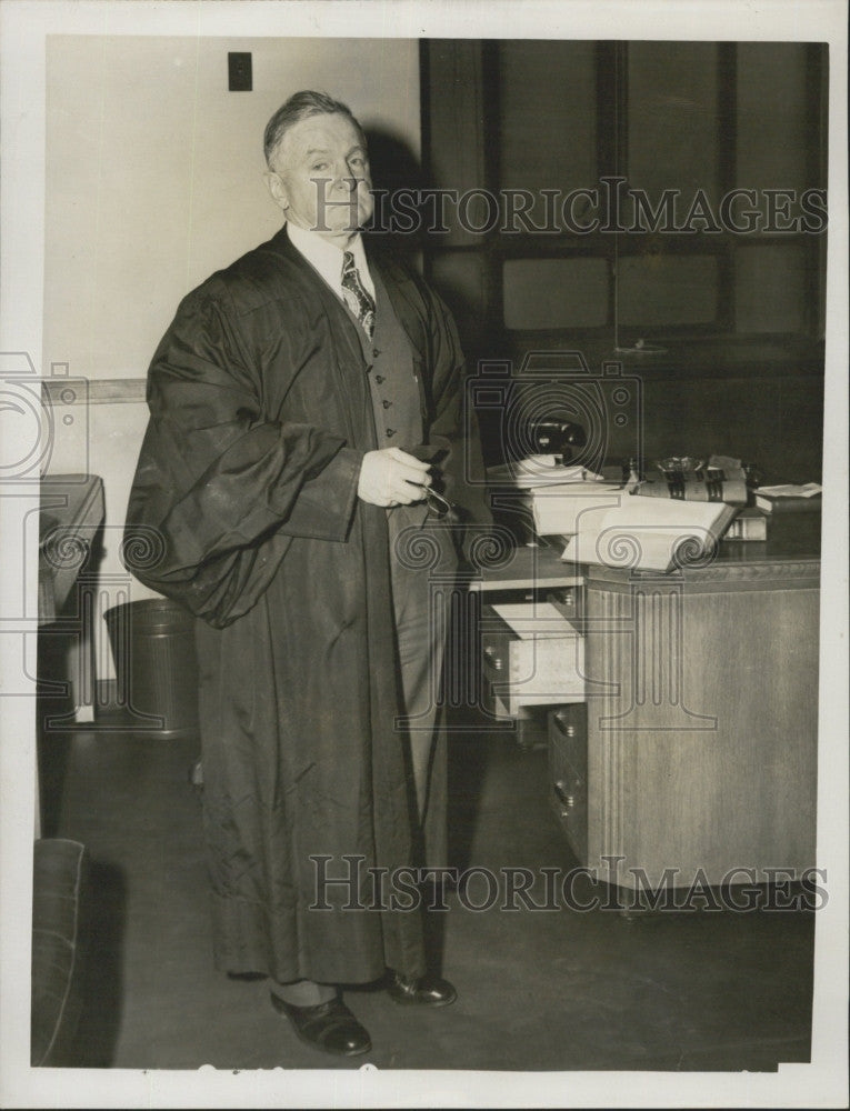 1947 Press Photo Judge James Donahue Forever Amber Court House - Historic Images