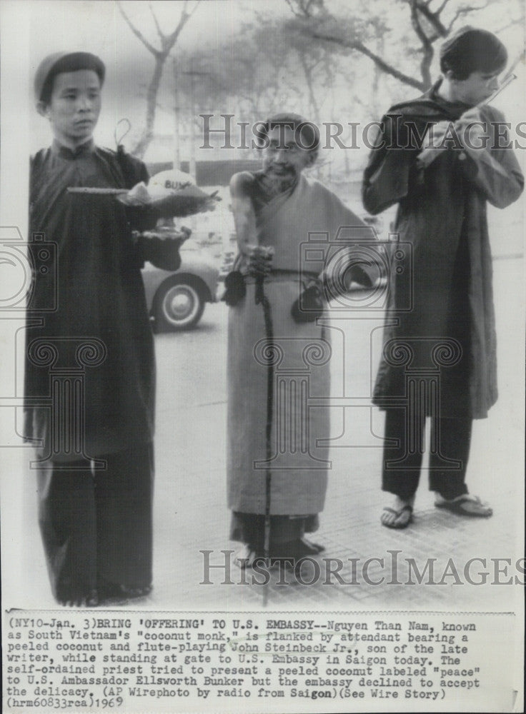 1969 Press Photo Monk Nguyen Than Nam, John Steinbeck, Jr. at U.S. Embassy - Historic Images