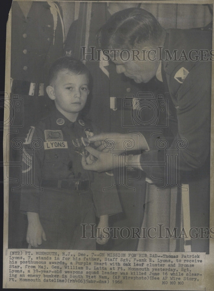 1966 Press Photo Seven Year Old Thomas Patrick Lyons Receives Awards For Father - Historic Images