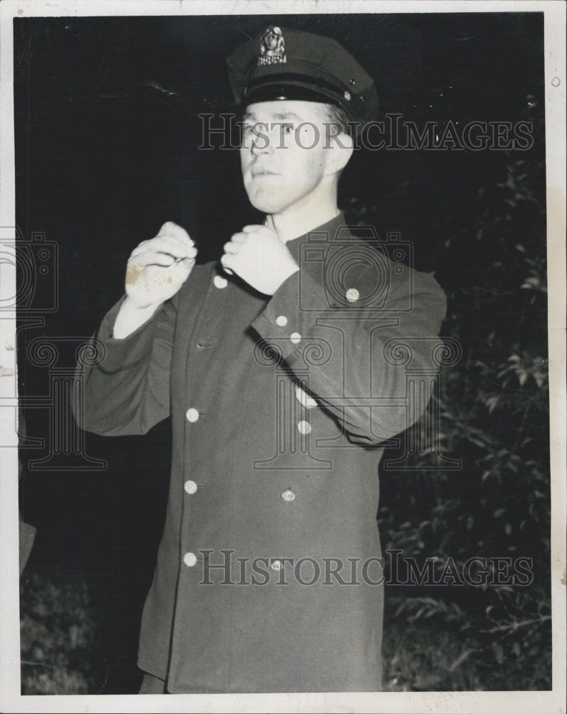 1956 Press Photo Police Patrolman Thomas Gavin Discovers Murder Car - Historic Images