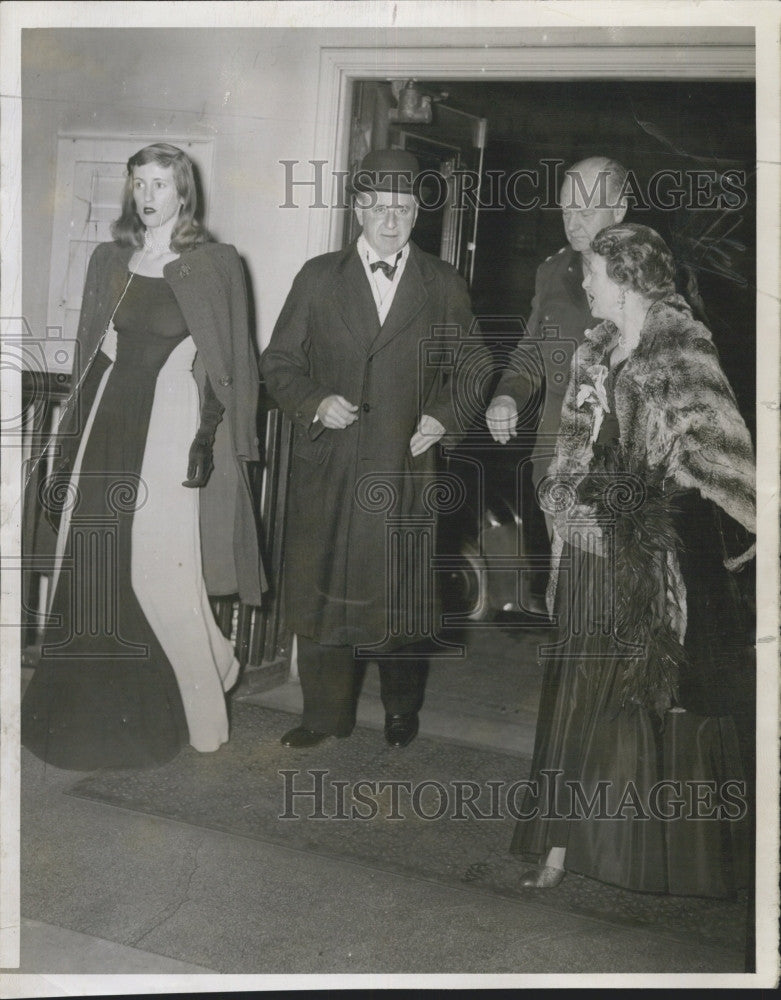 1945 Press Photo John D. Gannett, H. Wendell Endicott, Gen. Sherman, Mrs. Miles - Historic Images