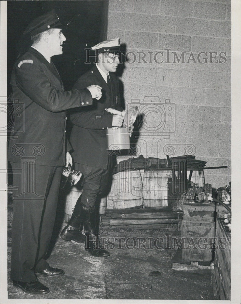 1964 Press Photo Police Ed Gaughan, Dan O&#39;Toole Investigate Shooting - Historic Images