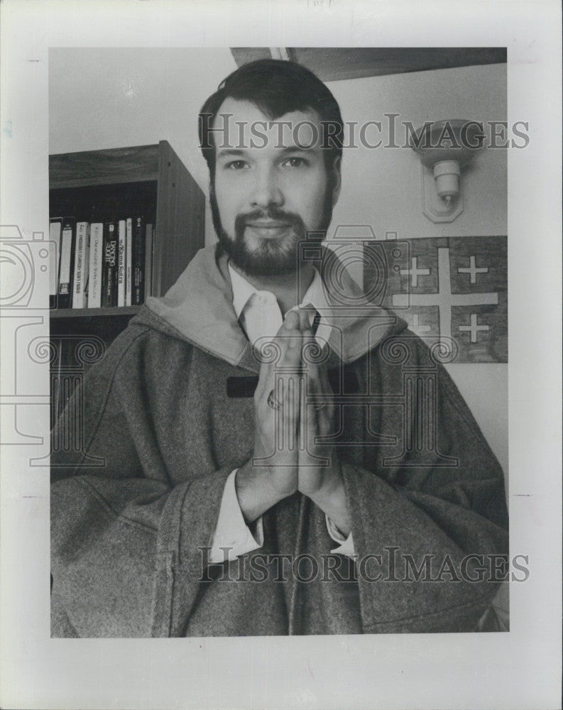 1989 Press Photo Robert Donna, World Day Founder Wearing Holy Robe - Historic Images