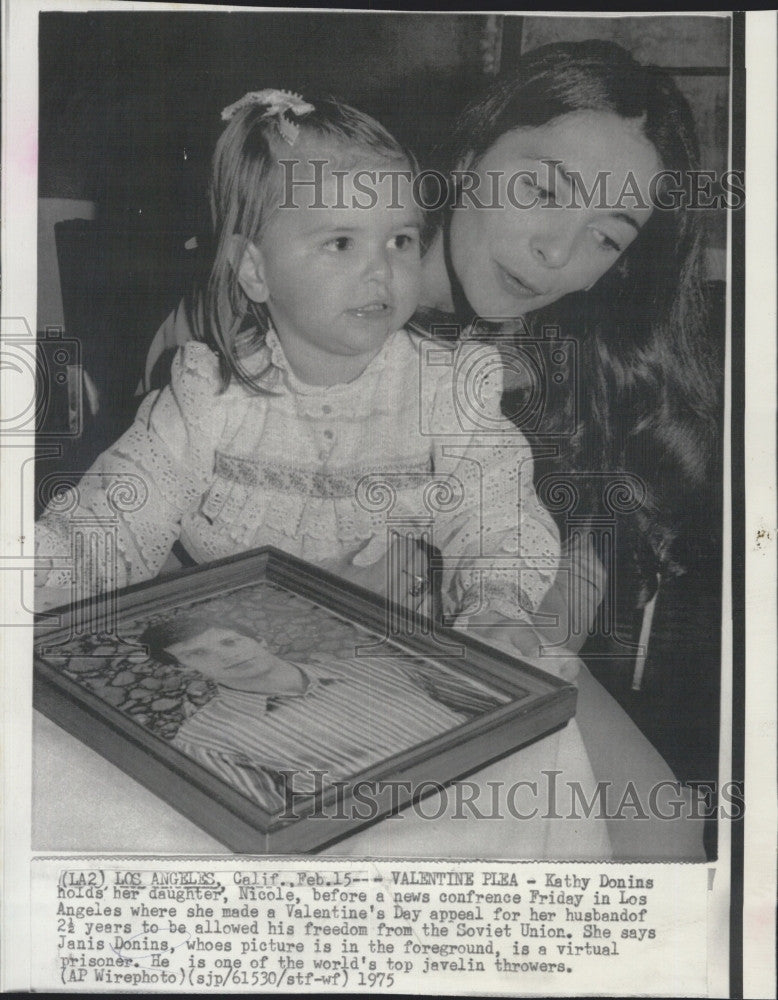 1975 Press Photo Kathy Donins &amp; duaghter Nicole,Husband held in Soviet Union - Historic Images