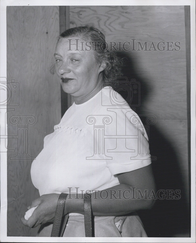 1955 Press Photo Mrs Anthony Pino at Courthouse - Historic Images