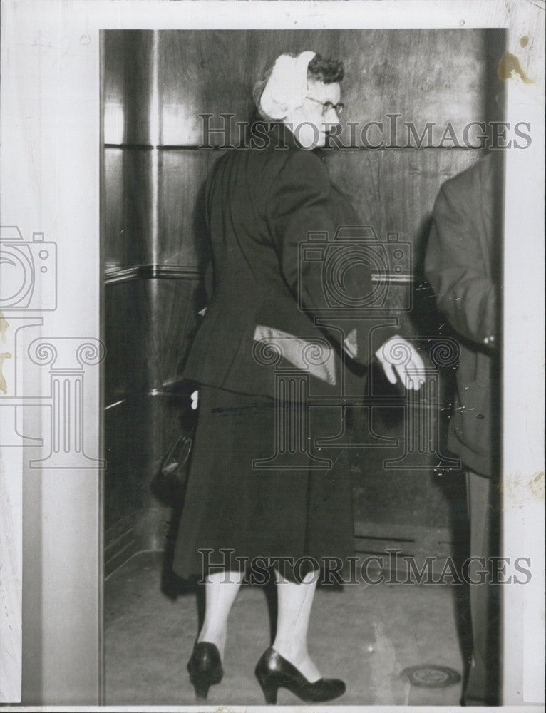 1956 Press Photo Robbery Suspect&#39;s Wife Mrs Anthony Pino at Courthouse - Historic Images