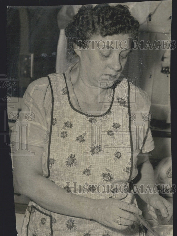 1954 Press Photo Mary Pino Wife of Anthony Pino Facing Deportation - Historic Images