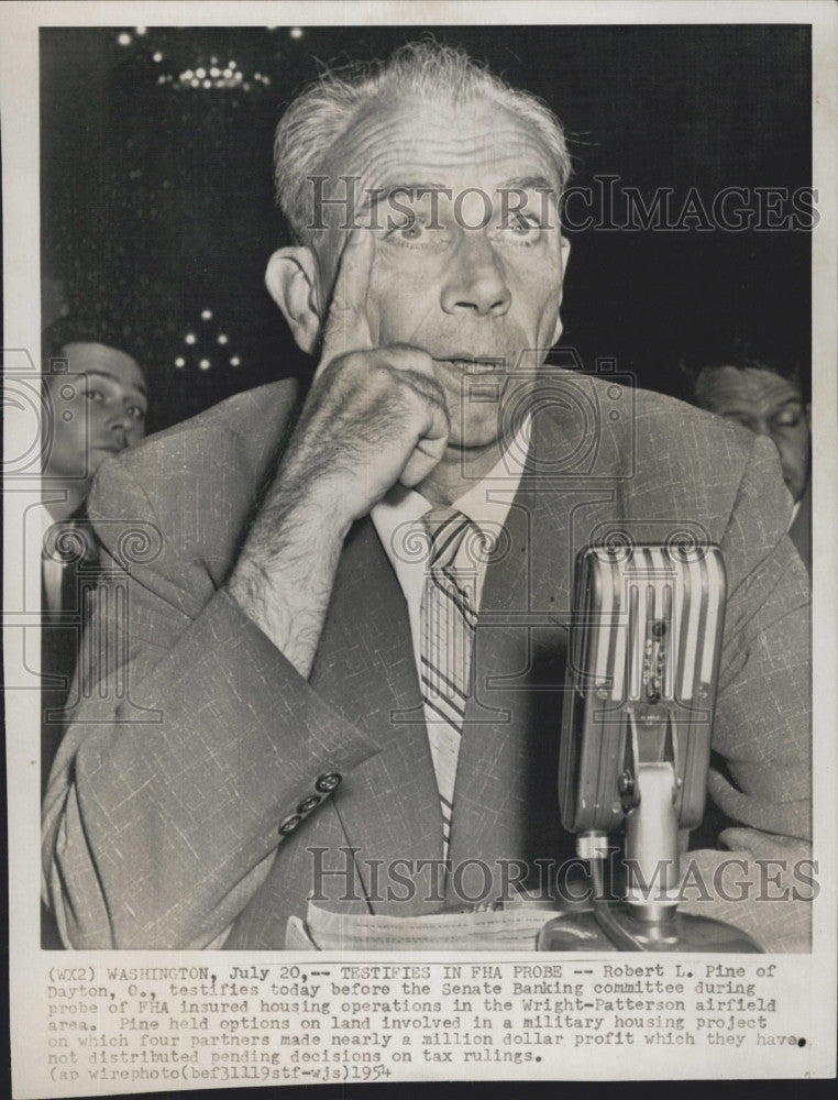 1954 Press Photo Robert L Pine testifies in FHA probe Senate Banking Committee - Historic Images