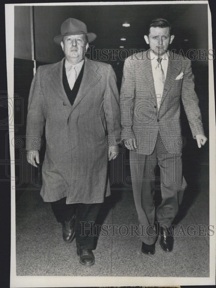 1949 Press Photo Alleged extortionist Joseph R. Roth &amp; a US Deputy Marshall - Historic Images