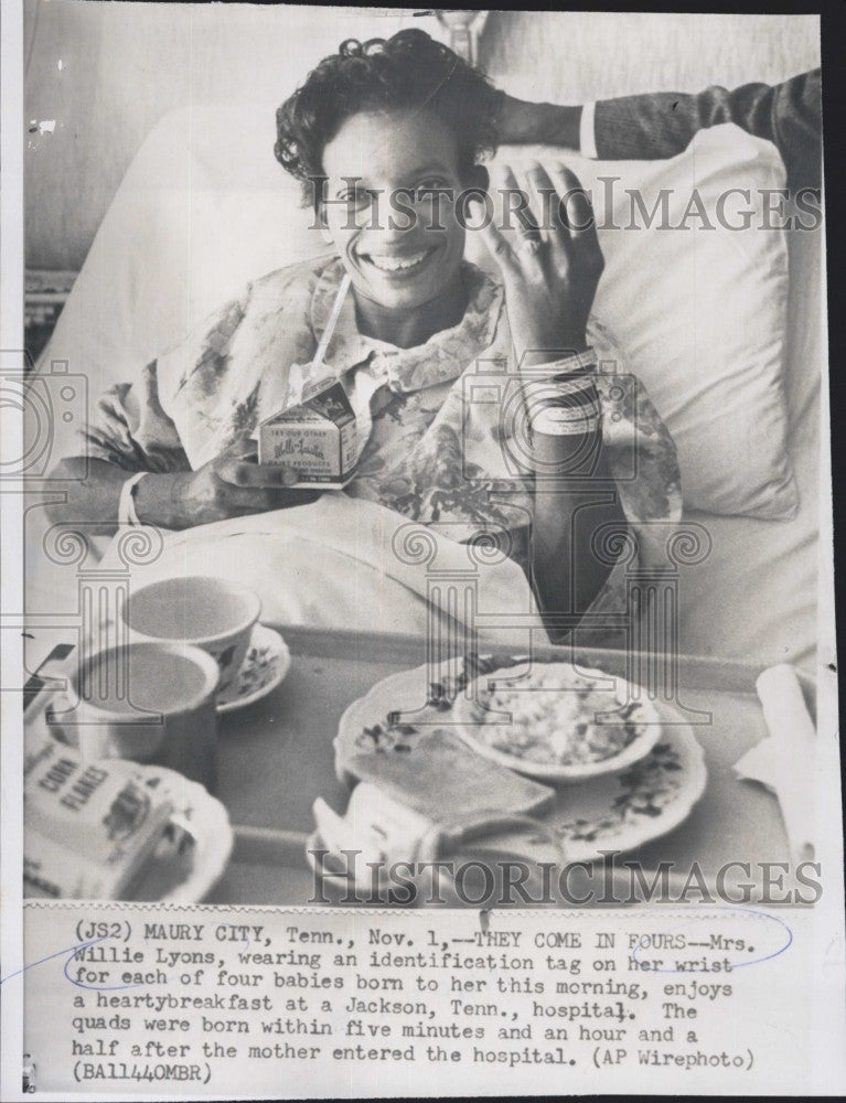 1964 Press Photo Mrs Willie Lyons after birth of quads - Historic Images