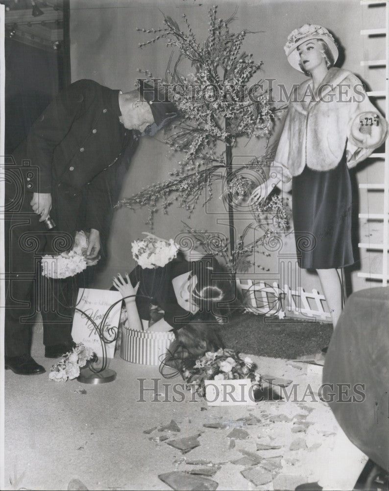 1962 Press Photo Officer Joseph Pietrow at Boston Furrier Break-in - Historic Images