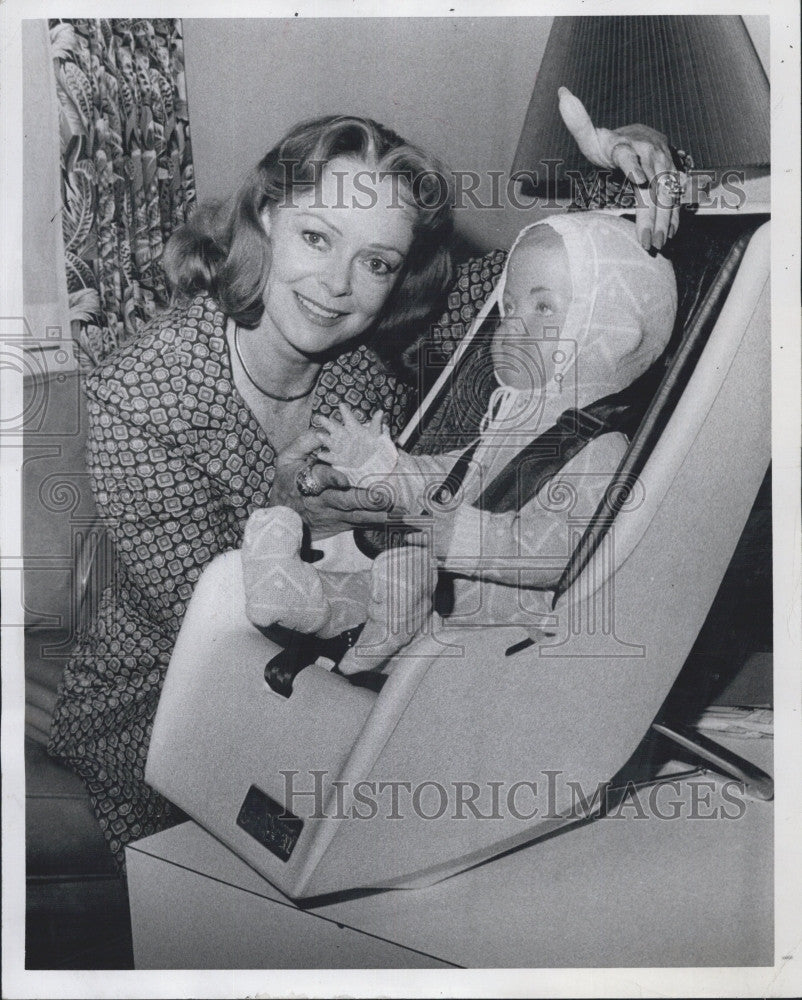 1975 Press Photo Actress  June Lockhart demos a child safety seat - Historic Images