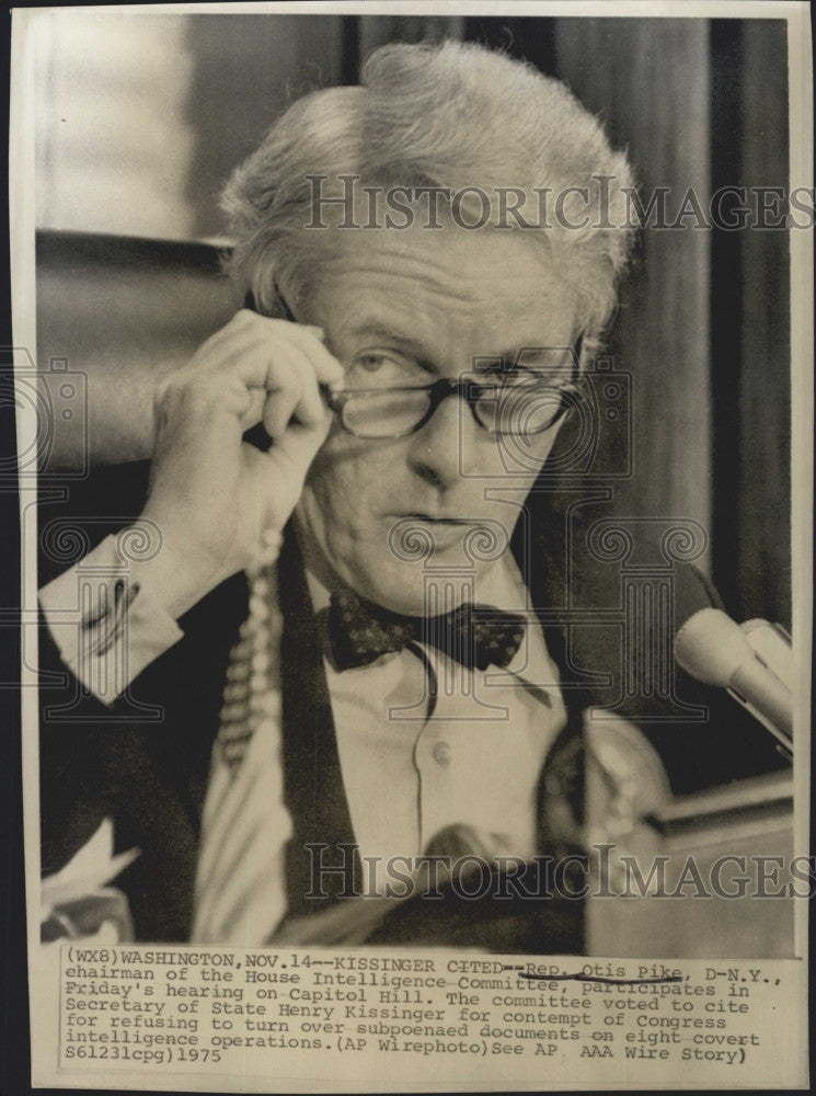 1975 Press Photo Rep Otis Pike, D/ NY to cite Sec of State Henry Kissinger - Historic Images