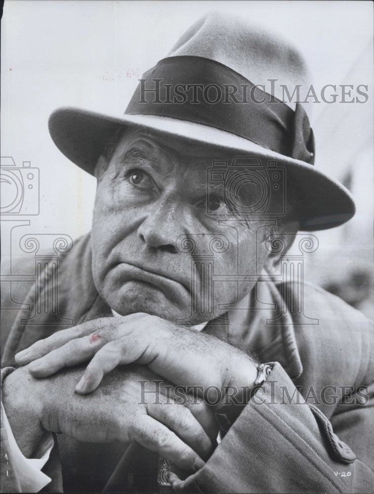 1977 Press Photo Actor Nehemiah Persoff in &quot;Voyage of the Damned&quot; also with Faye - Historic Images