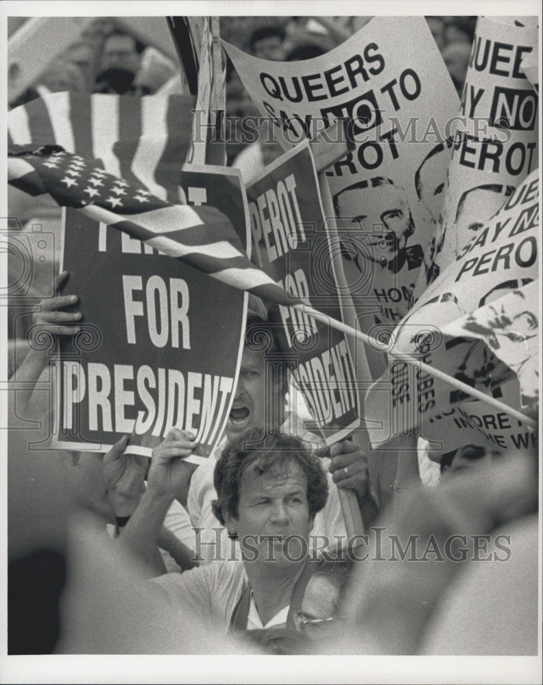 1992 Press Photo Ross Perot Rally in downtown Boston signs covered up by members - Historic Images