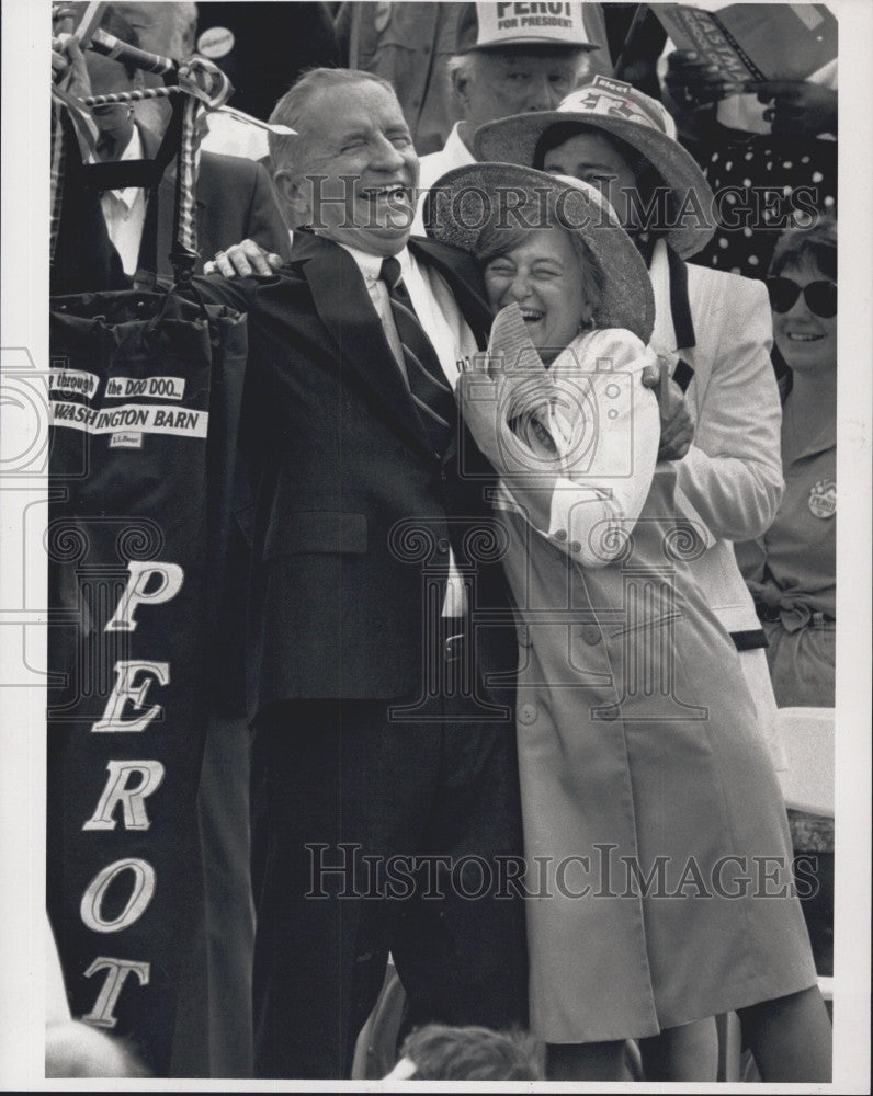 1992 Press Photo Ross Perot  for President Rally given wading boots by - Historic Images