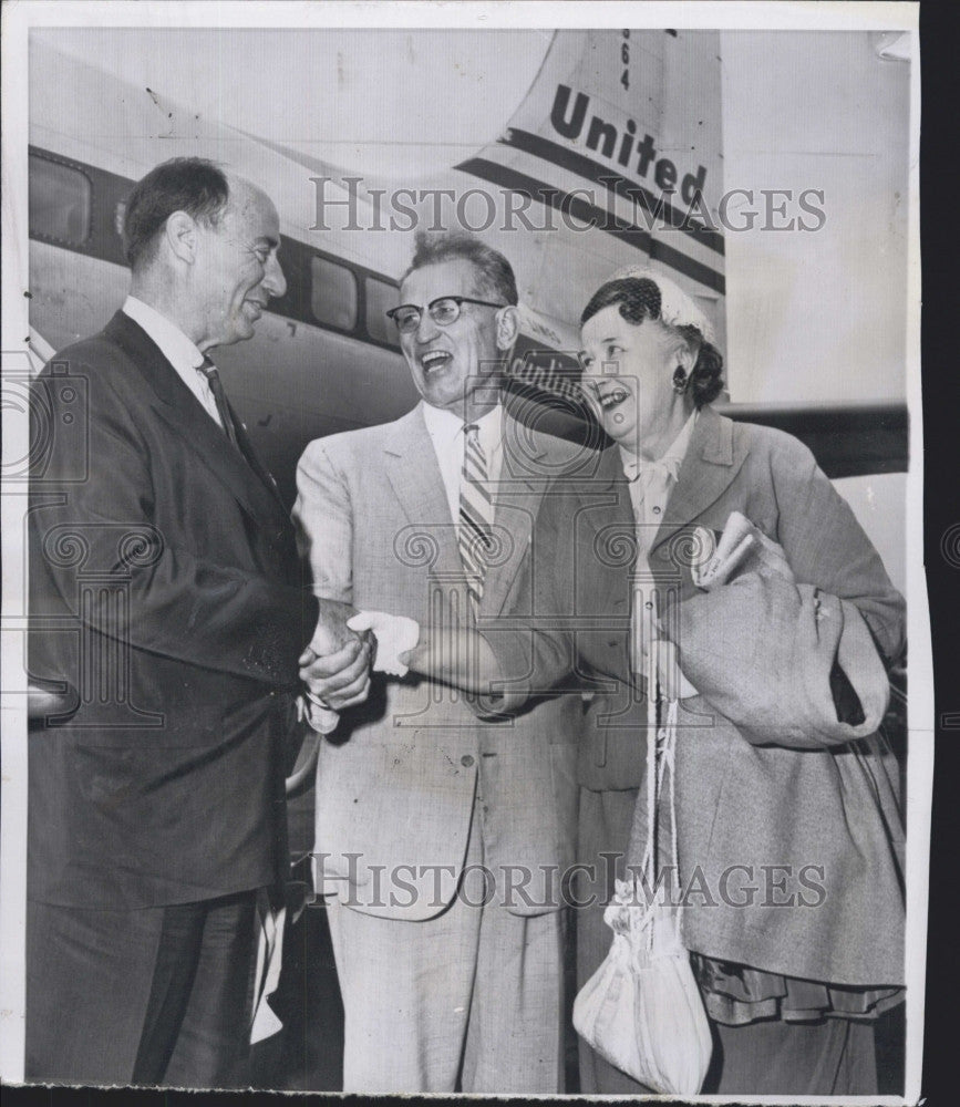 1956 Press Photo Adlai Stevenson, Rev. and Mrs. LaVerne Morris in Chicago - Historic Images