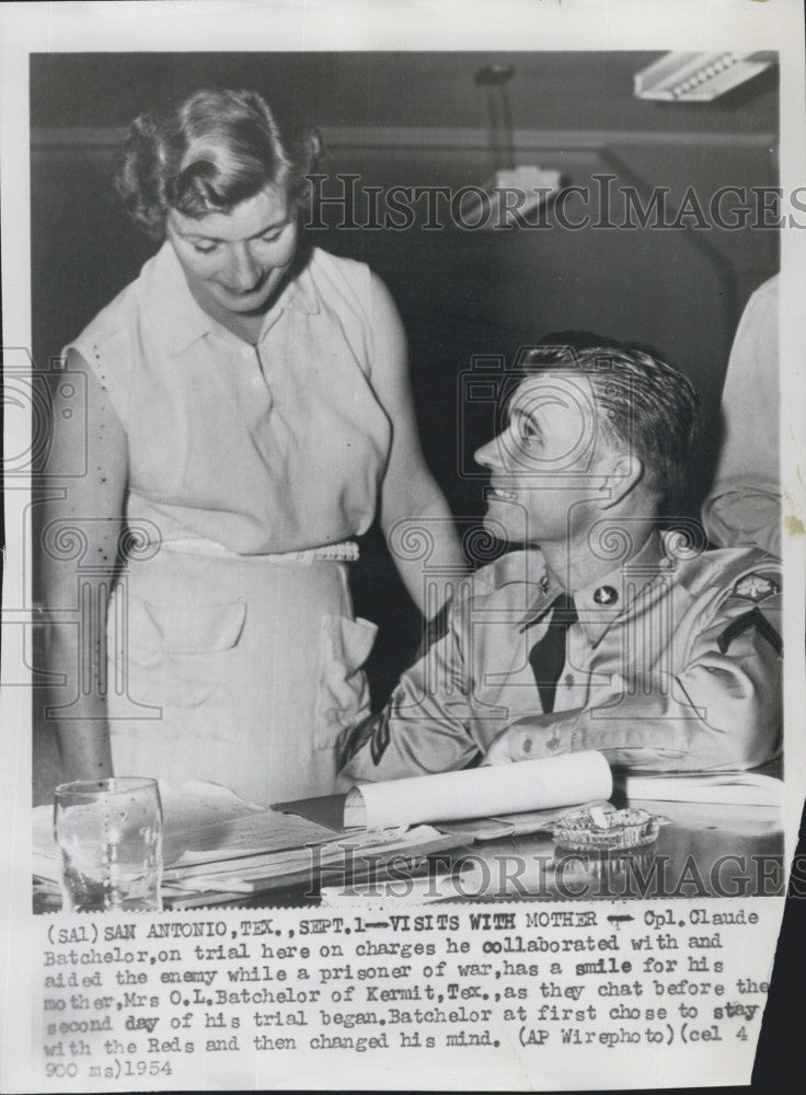 1954 Press Photo Cpl Claude Batchelor on trial and his mom - Historic Images