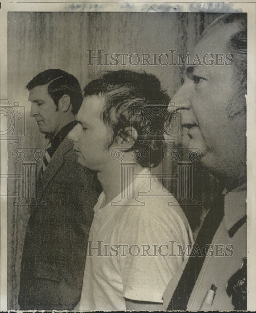 Press Photo Prisoner in T-Shirt Escorted by Two Detectives or Marshals - Historic Images