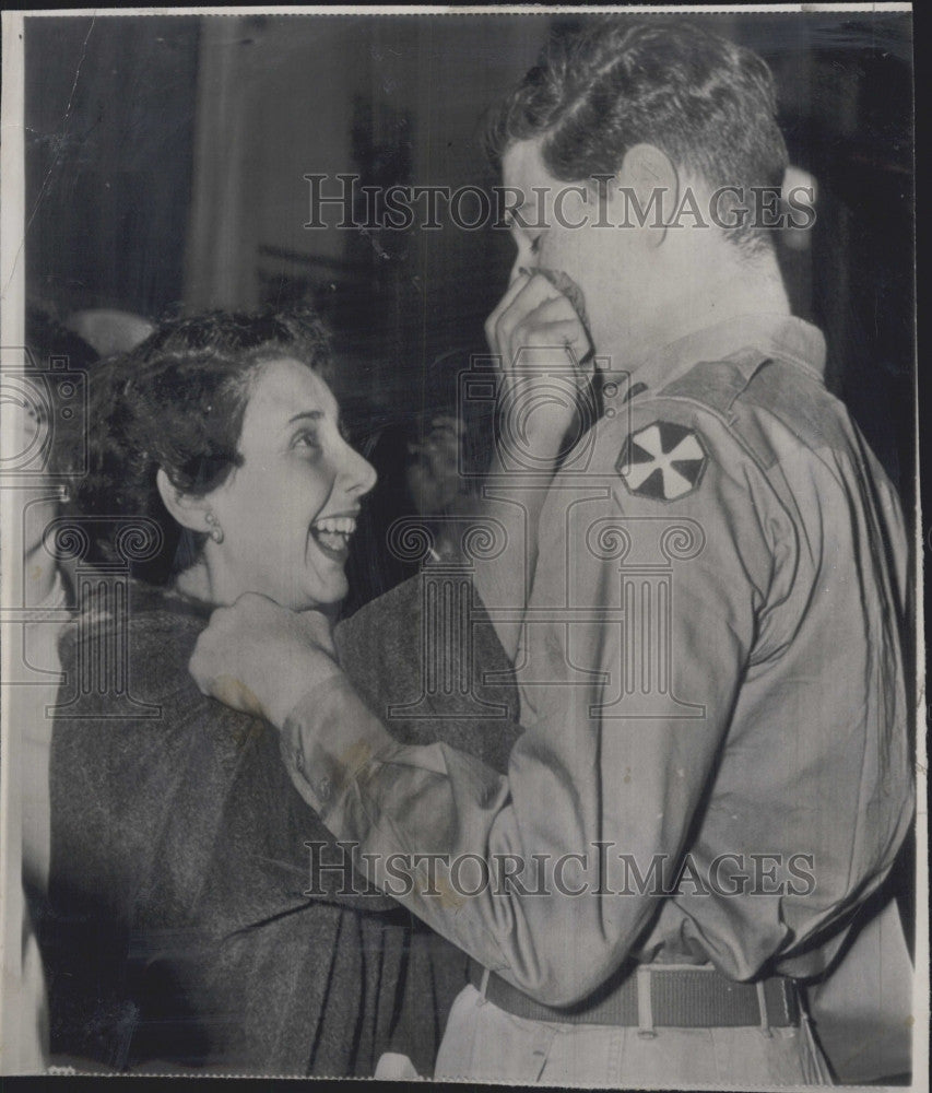 1951 Press Photo Mrs Ira Baram Welcomes Home Husband from Korea - Historic Images