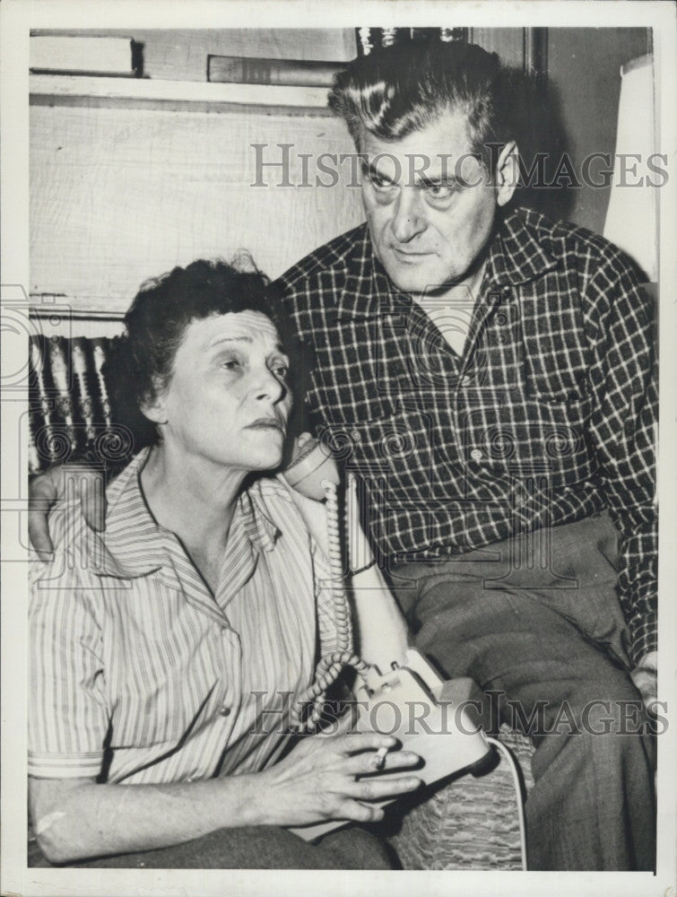 1958 Press Photo Mrs Shirley Stender and Frank Goldbogen Mourn Death of Their - Historic Images