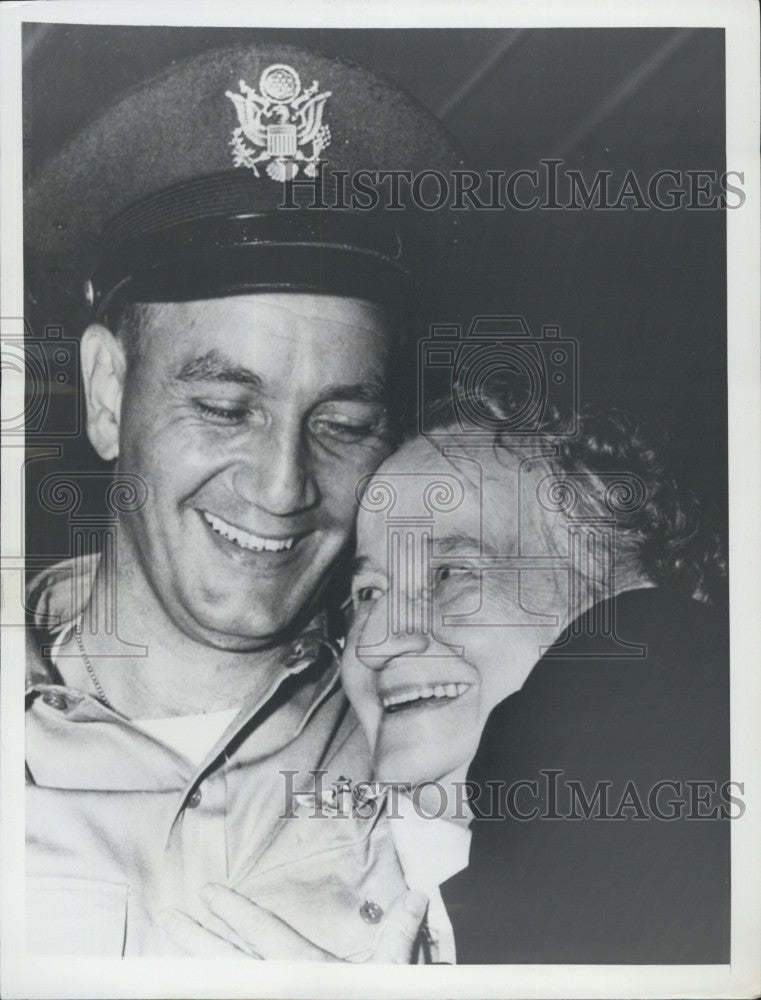 1955 Press Photo Mrs Hurley Baumer with son Major William Baumer, injured - Historic Images