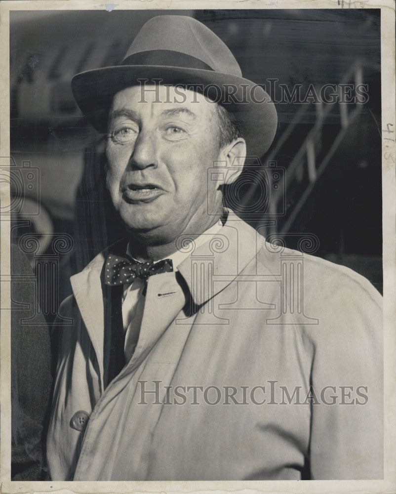 1959 Press Photo Adlai Stevenson arrives at Logan Intl Airport - Historic Images