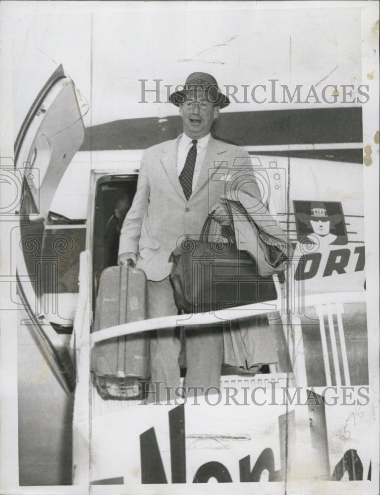 1956 Press Photo Adalai Stevenson arrives from Bra Harbor enroute to Chicago - Historic Images