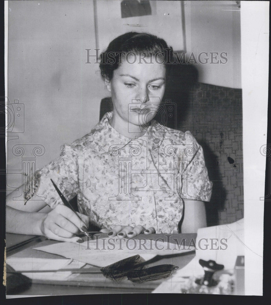 1957 Press Photo Countess Olga Barattieri writes to Missing Son Vittorio - Historic Images