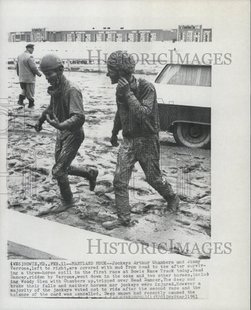 1961 Press Photo jockeys Arthur Chambers and Jimmy Verrone after race spill - Historic Images