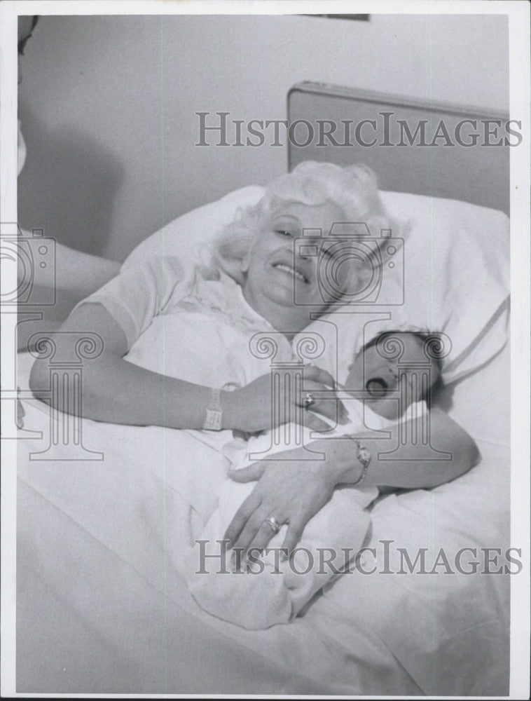 1963 Press Photo Mrs Jean Chalifor and her 12th daughter - Historic Images