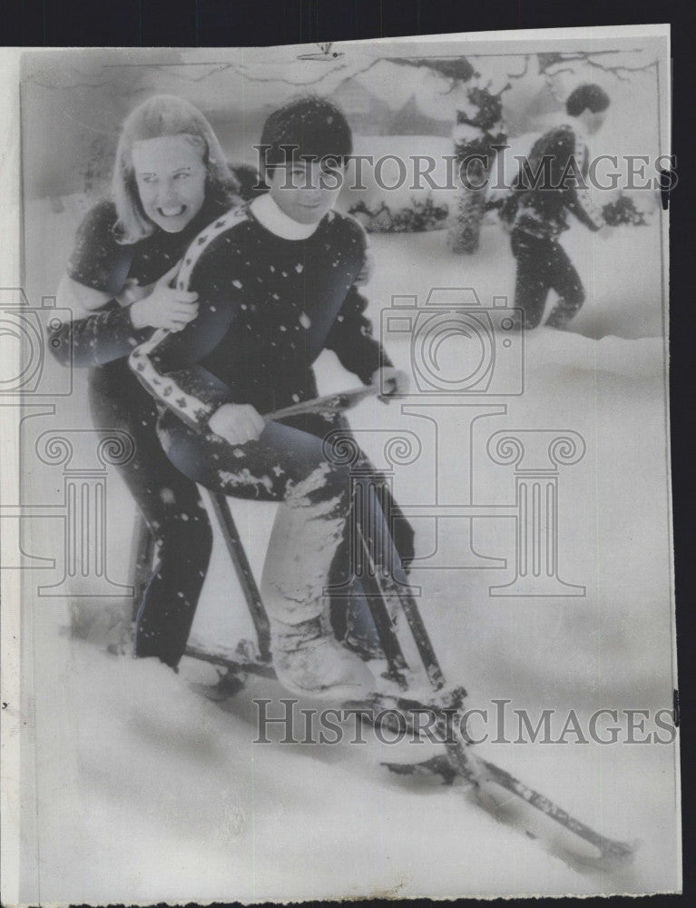1968 Press Photo Susan Chaffee & Nancy Greene ski- bobbing - Historic Images