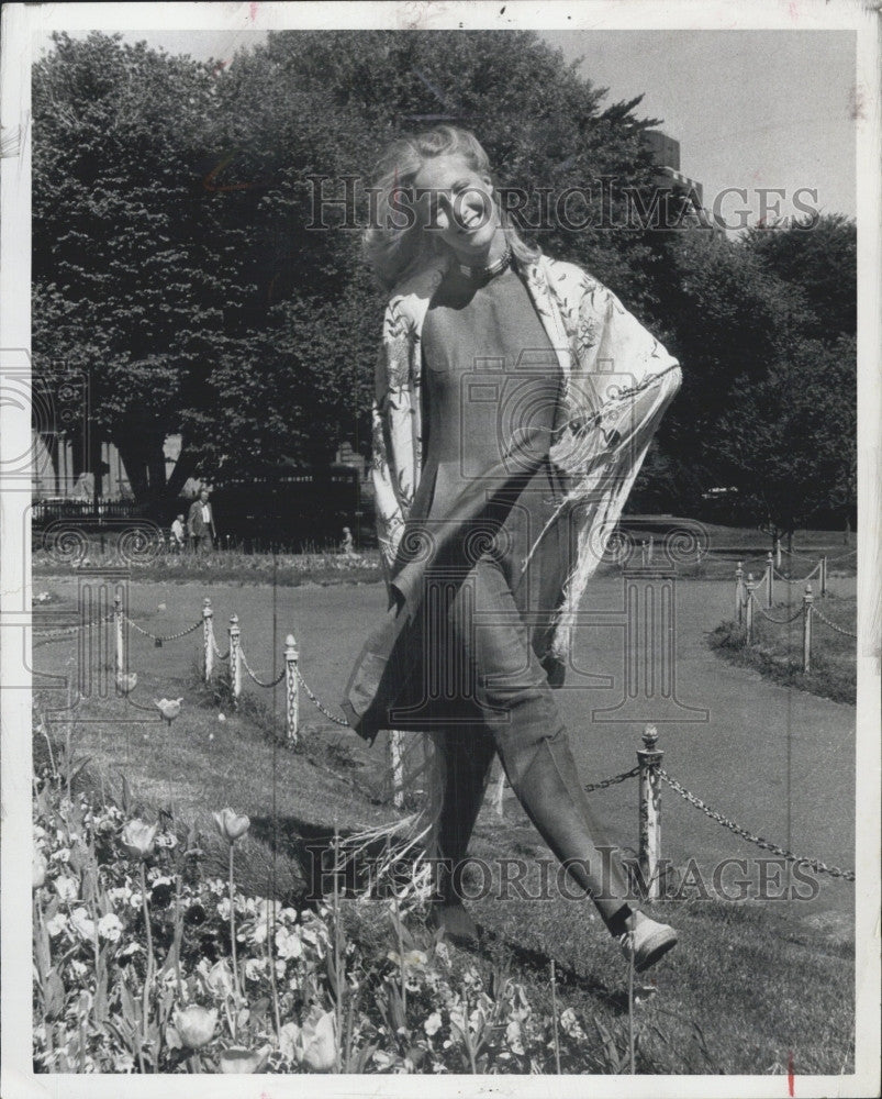 1975 Press Photo  Skier ,Suzy Chaffee in a flower garden - Historic Images