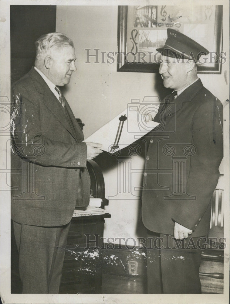 1946 Press Photo Prison Guard Bill McKilly and Sheriff Joseph McElroy. - Historic Images