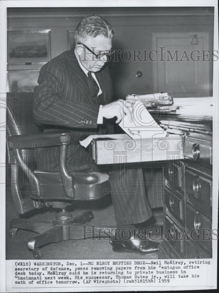 1959 Press Photo Sec.Neil McElroy of defense, removing papers from his office. - Historic Images