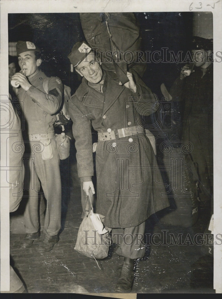 1945 Press Photo William H Sinbad McDavitt Former Board Reporter  at Army Base - Historic Images
