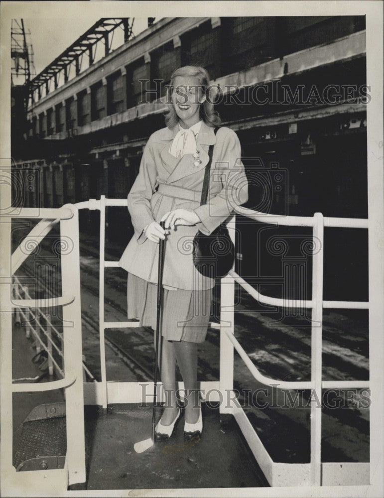 1947 Press Photo Jeanne Cheadle, 17-years-old, with golf clubs - Historic Images