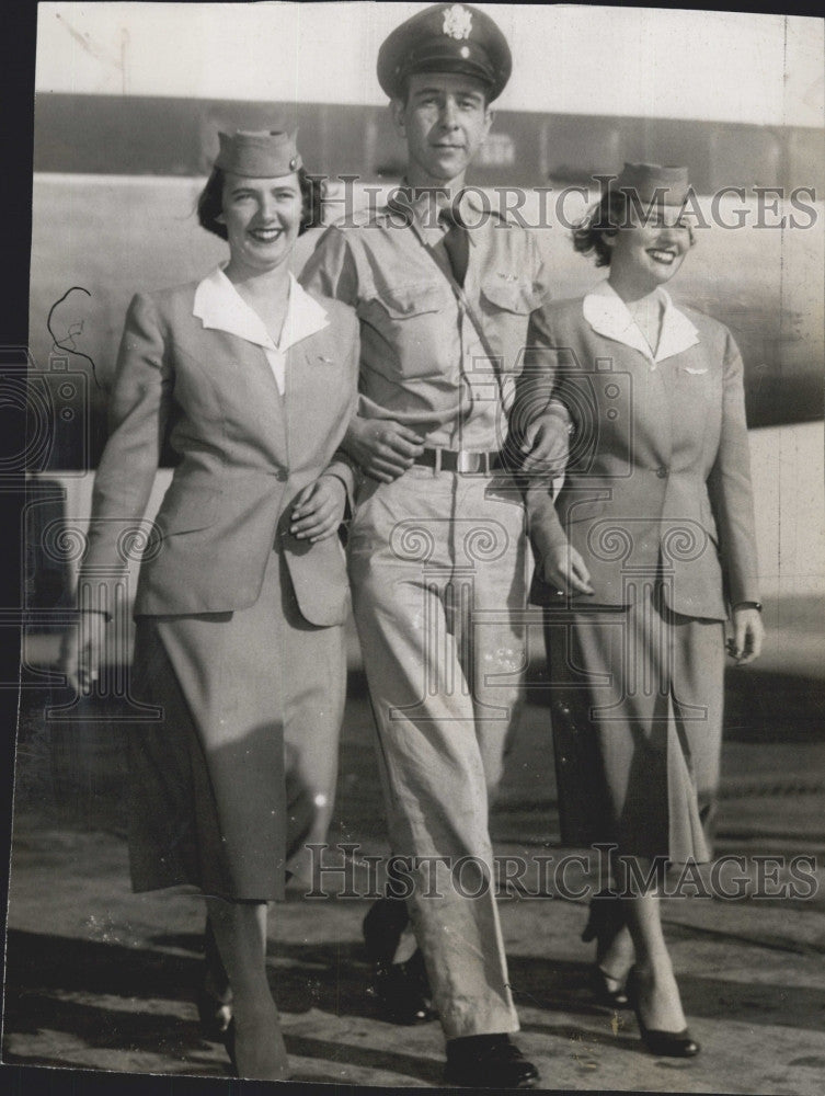 1953 Press Photo Lt Floyd G. Wentworth &amp; stewardesses B Murphy &amp; M Hon - Historic Images