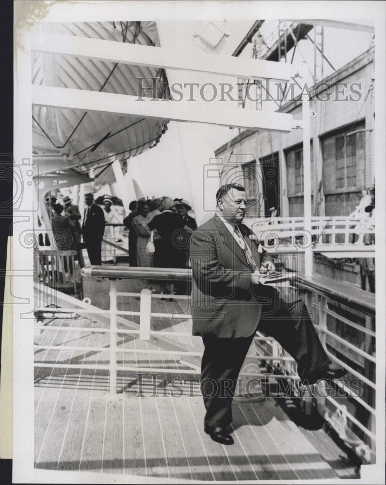 1950 Press Photo James McEnaney, Boston-American newspaper correspondent - Historic Images