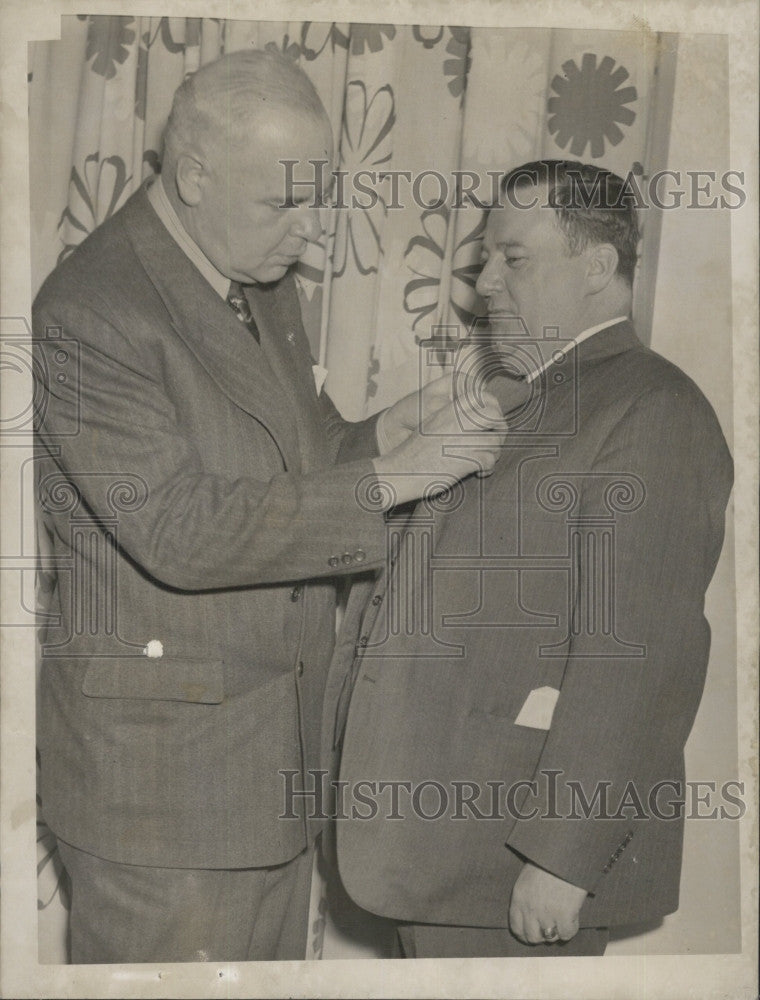 Press Photo Commander Schieberling Pinning Legion Button - Historic Images