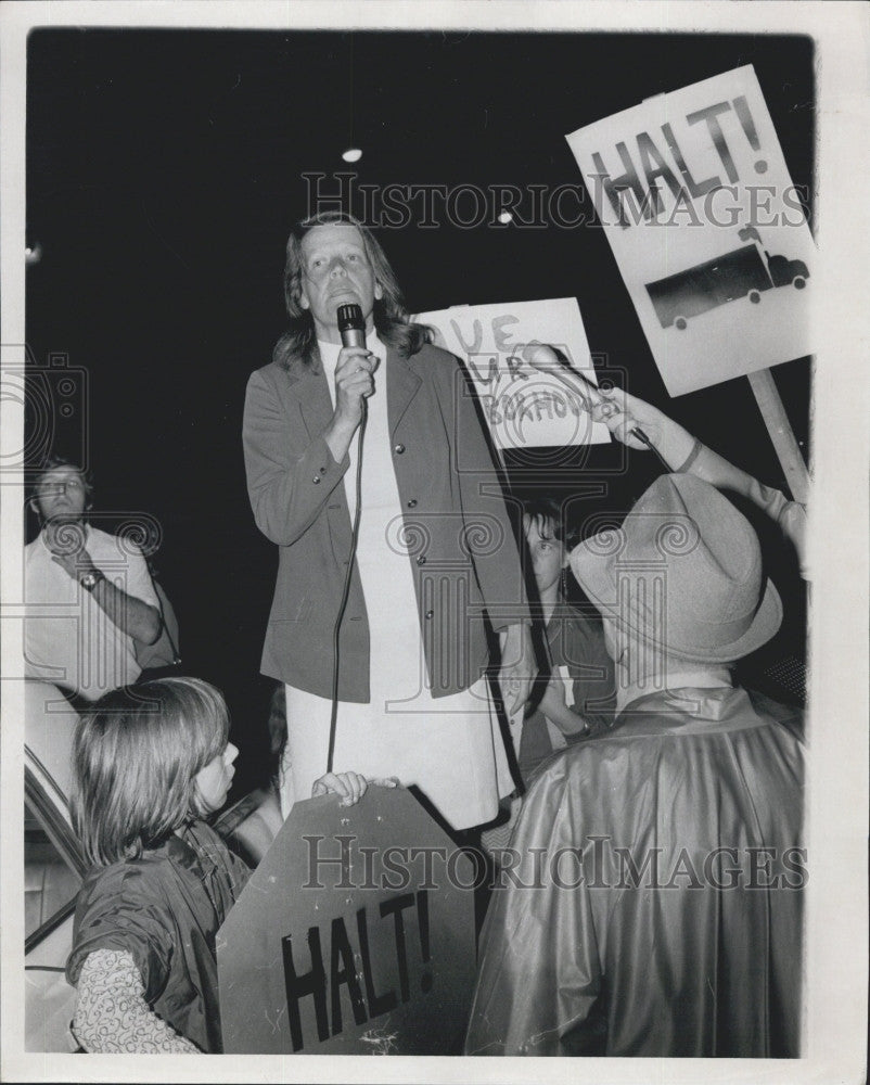 1972 Press Photo Protest marchers with HALT signs - Historic Images