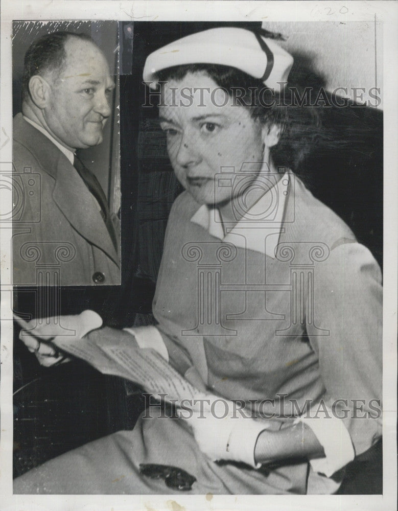 1952 Press Photo Mrs Yvonne Barbee and her alimony papers - Historic Images