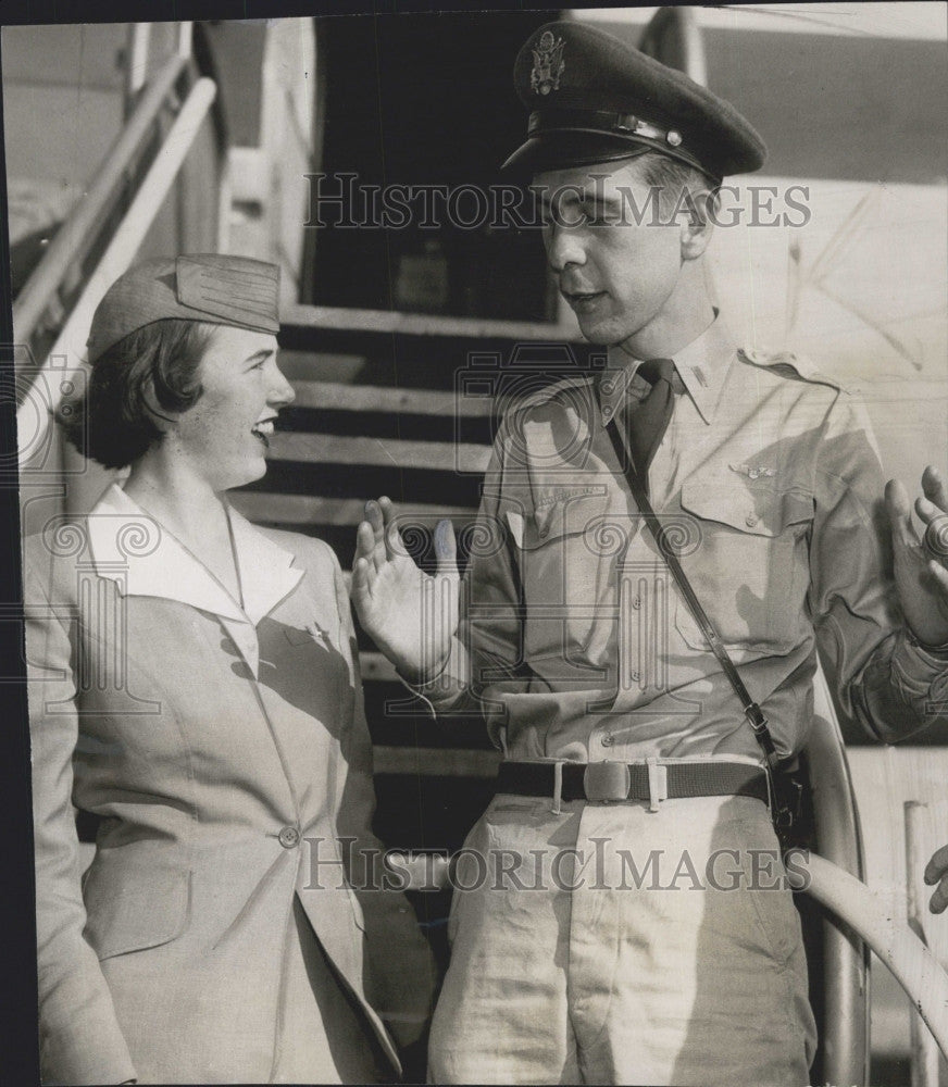 1953 Press Photo Lt Floyd G. Wentworth &amp; United Airline hostess B Murphy - Historic Images