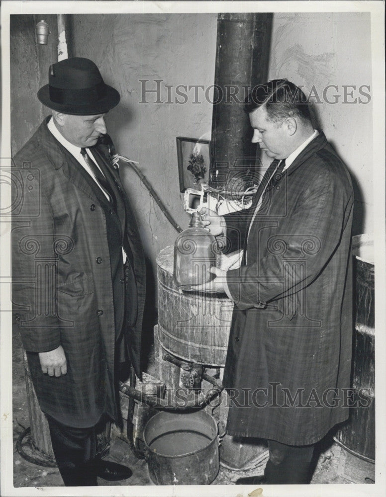 1964 Press Photo Det. Sgt. Frank Walsh, Det. Larry McNamara - Historic Images