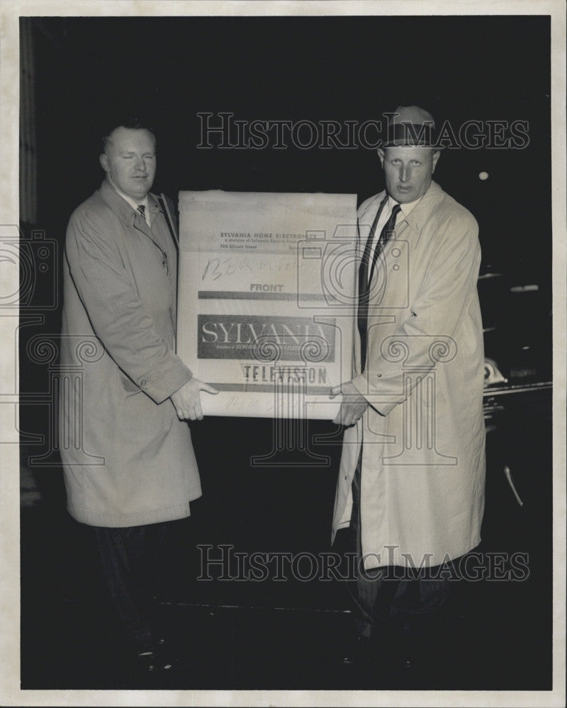 1961 Press Photo Policemen Frank Walsh Arthur McNamara Seize Gambling Equipment - Historic Images