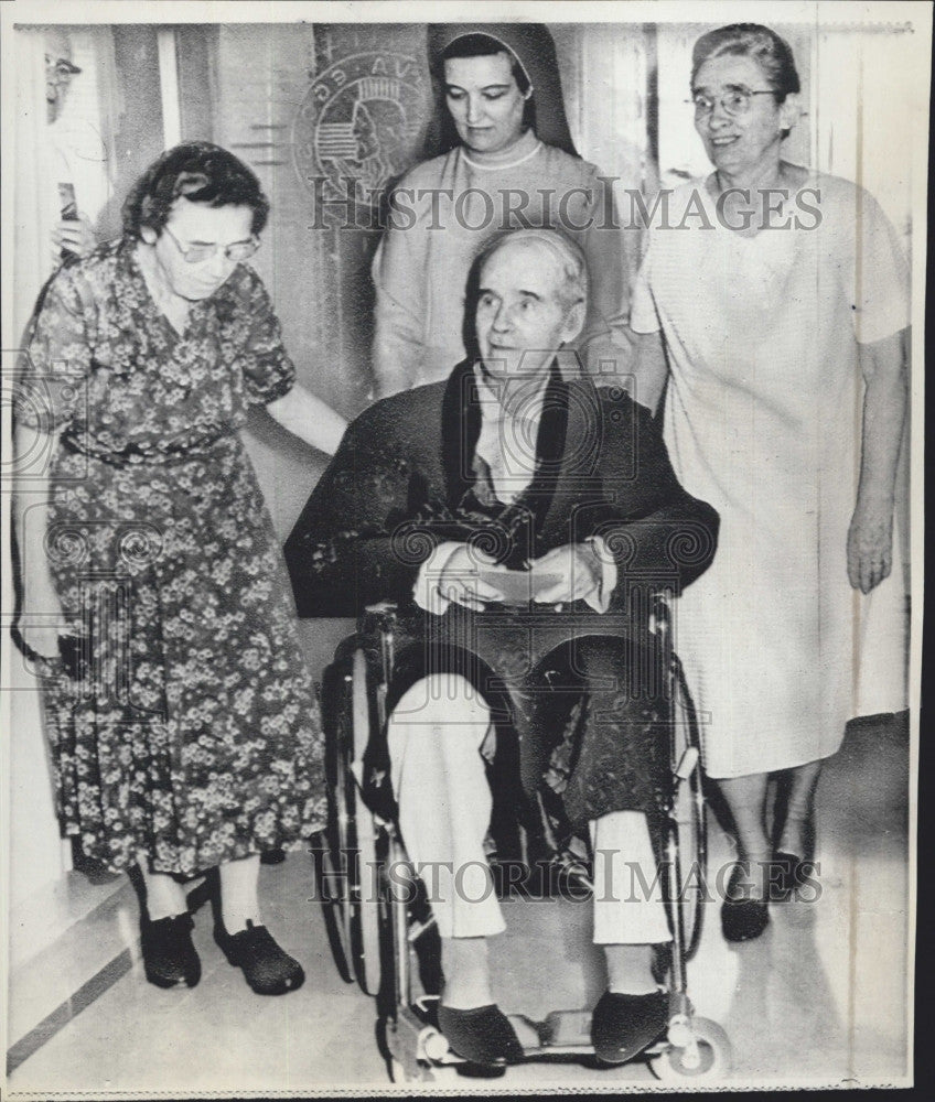 1970 Press Photo Bishop James Walsh Reunited With Family In Rome - Historic Images