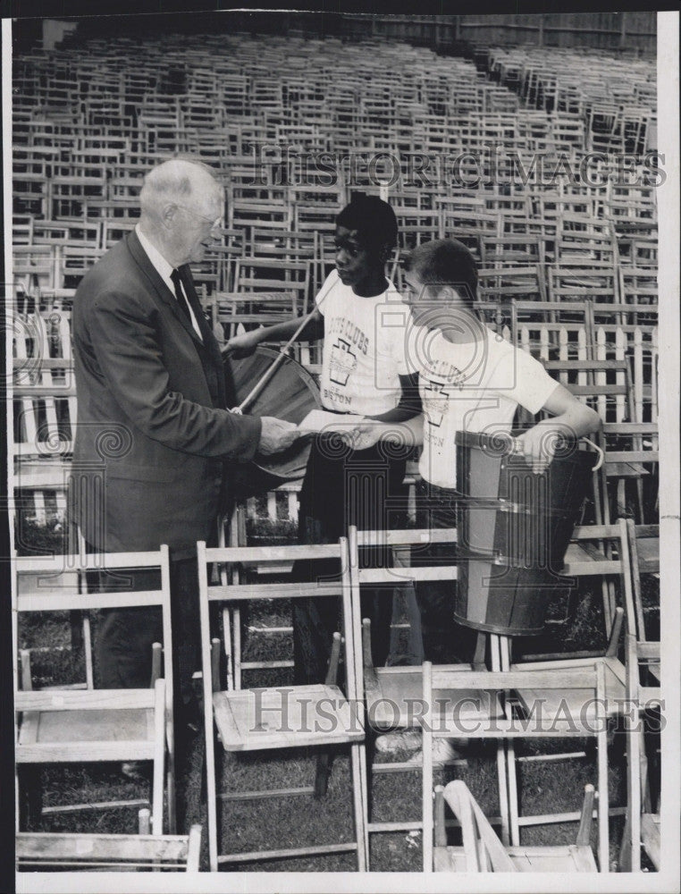 1963 Press Photo Boston Park Commissioner Martin Walsh Presents Merit Awards - Historic Images