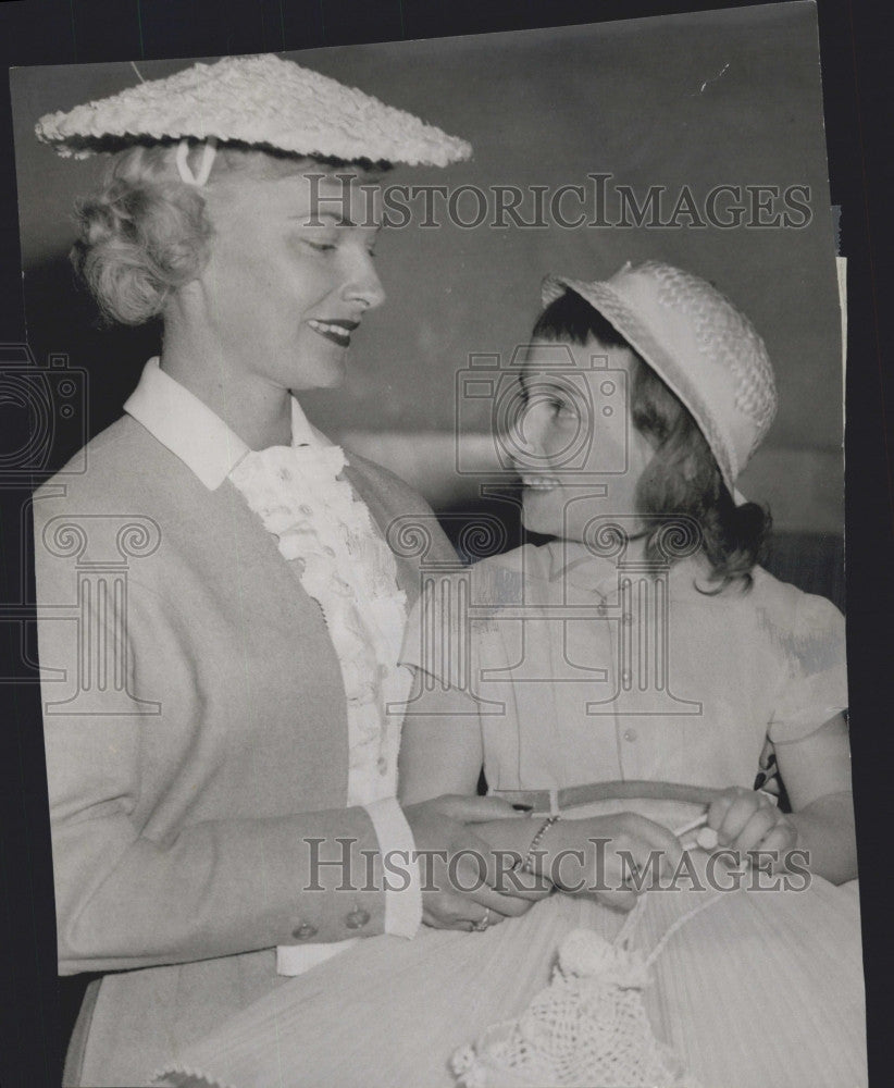 1956 Press Photo Mrs. Charlotte Mangerian Walter, daughter Charlene - Historic Images