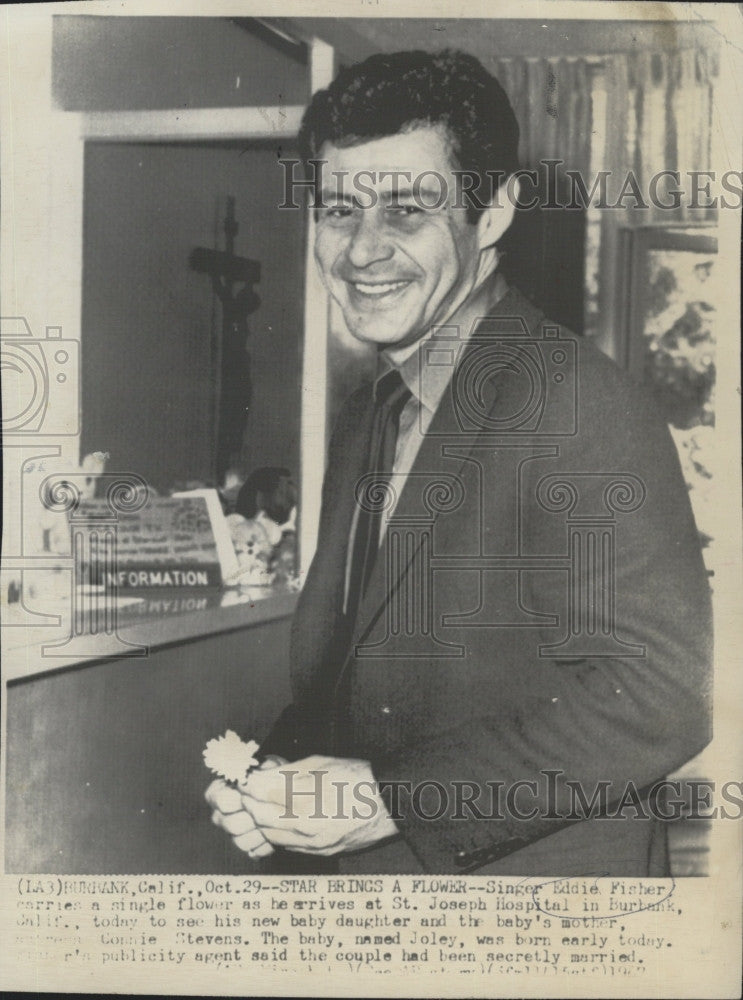 1967 Press Photo Singer Eddie Fisher arriving at St. Joseph Hospital - Historic Images